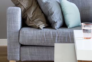 Szara sofa z poduszkami
