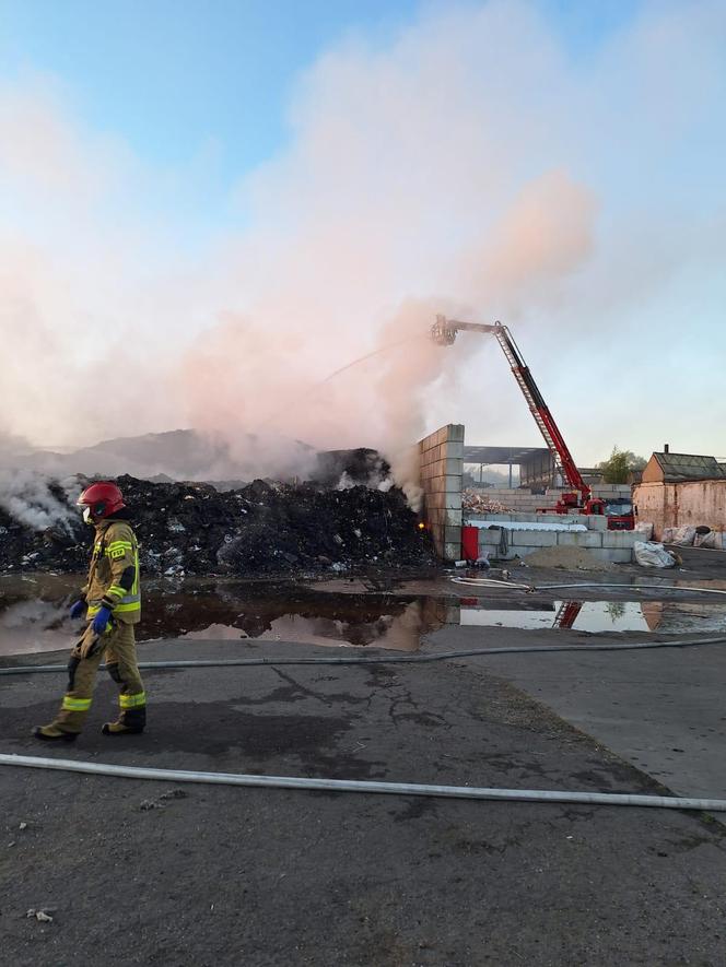 Ogromny pożar na terenie zakładu recyklingu odpadów w Rawiczu