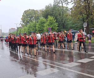 Pochód Gwarkowski 2025 w strugach deszczu