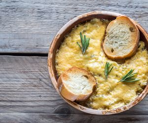 Zupa chlebowa z żółtym serem - tani i szybki przepis na smaczną zupę