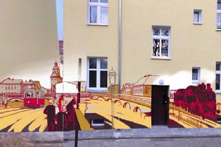 Tramwaj i ciuchcia na muralu w Gorzowie