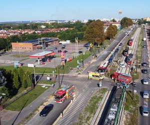 Kolizja na skrzyżowaniu w Będzinie. Kierująca fiatem utkwiła na torowisku 