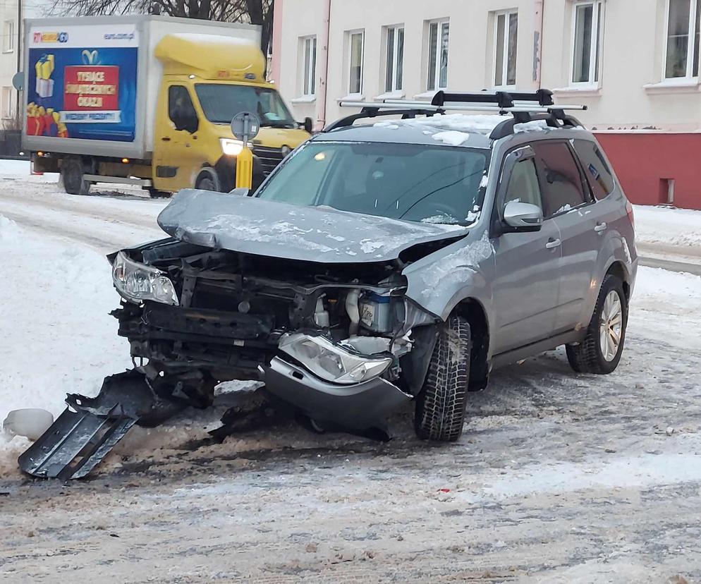 Kraksa na rondzie przy SP nr 11 w Starachowicach