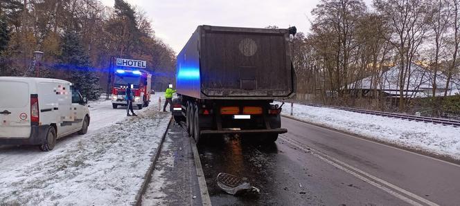 Pękła opona w tirze, zderzył się z samochodem osobowym. Wypadek na DK 12 niedaleko Leszna