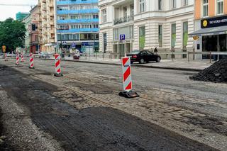 Tory tramwajowe na al. Wojska Polskiego przetrwały pół wieku pod asfaltem