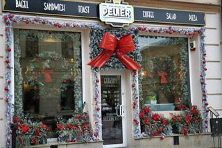 Witryny sklepów i restauracji w Lublinie przystroiły się na święta. Tak kuszą przechodniów!