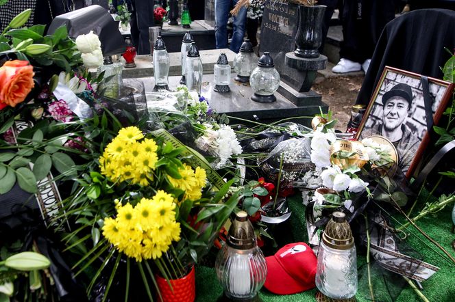 Tłumy na pogrzebie legendy polskiego rapu. Pożegnaliśmy Jokę z Kalibra 44