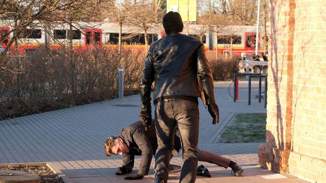 	M jak miłość odc. 1855. Kamil (Marcin Bosak), bandyta (Maciej Babicz)