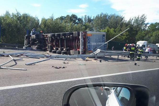 Poważny wypadek na A4 Katowice - Kraków. Przewróciła się ciężarówka