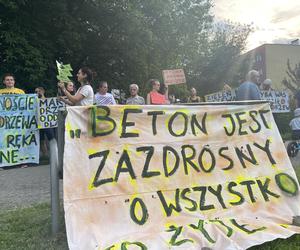 Protest mieszkańców przeciwko wycince drzew pod budowę linii tramwajowej do Mistrzejowic.