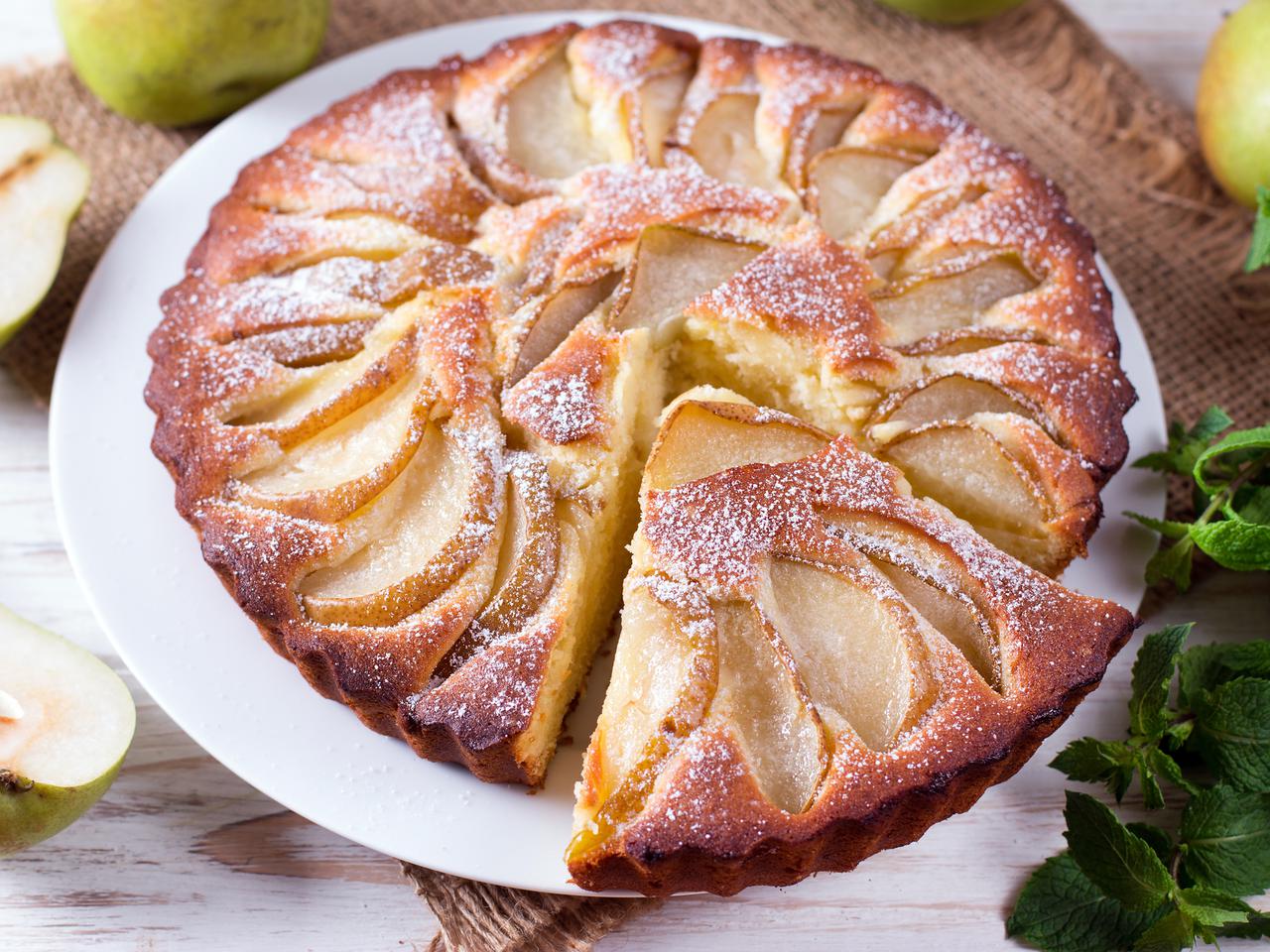 Imbirowe ciasto z gruszkami: szczypta pikanterii w morzu słodyczy