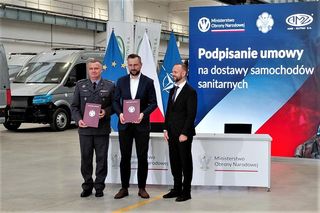 AMZ Kutno dostarczy pojazdy za 800 mln zł. Kosiniak-Kamysz: To super wyposażone wojskowe ambulansy