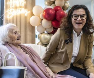 Pani Stasia skończyła 108 lat i wciąż tryska humorem. Jubilatka zdradziła sekret długowieczności