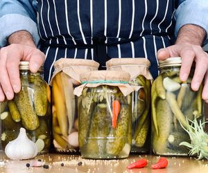 Jak zrobić ogórki z curry i selerem? Przepis na słodko-pikantny hit zimowej spiżarni