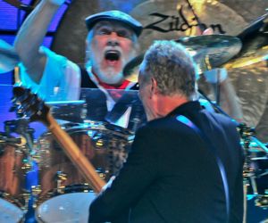 Lindsey Buckingham i Mick Fleetwood rzeczywiście nagrali razem piosenkę! Utwór trafił na płytę… gwiazdy pop!