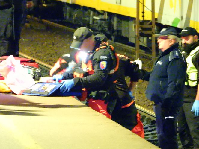 Młody mężczyzna wpadł między peron a pociąg w Warszawie. Został zmiażdżony