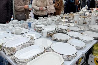 Wcisło buszuje na pchlim targu.