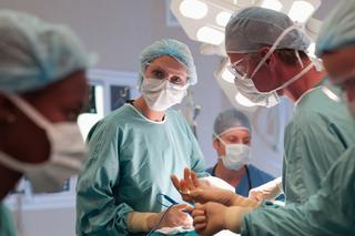 Chirurg zaszył chustę w brzuchu pacjenta. Mężczyzna zmarł, lekarza uniewinniono