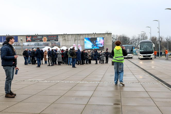 Konwencja KO w Gliwicach. Tusk, Trzaskowski, Protest związkowców i sprzedaż flag Polski i UE