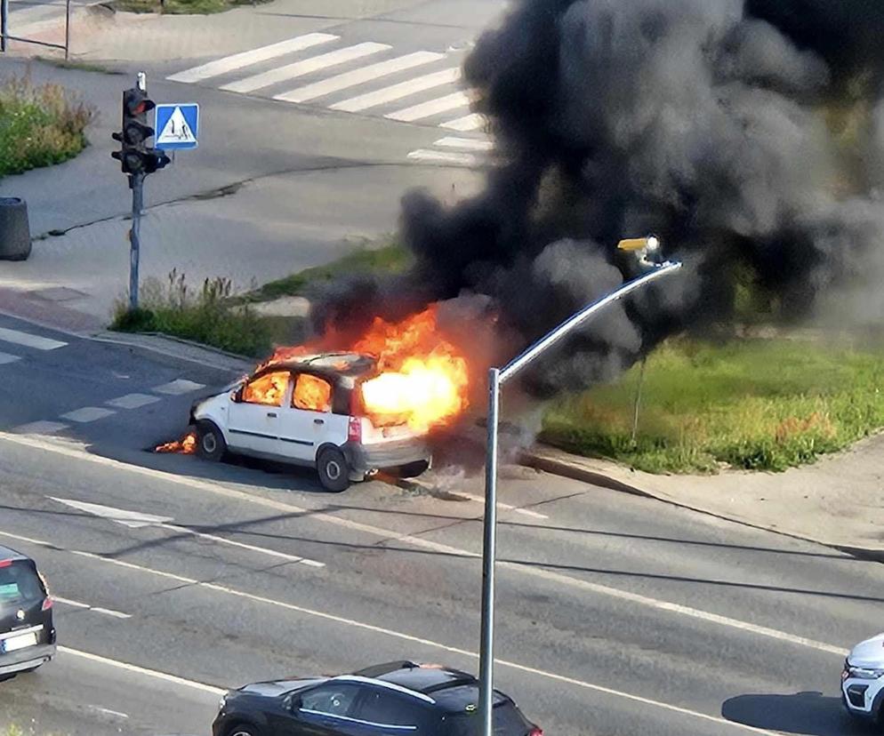 Pożar samochodu na rondzie Inwalidów w Łodzi