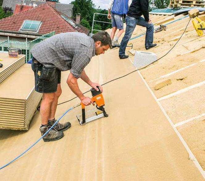 Montaż płyt na dachu