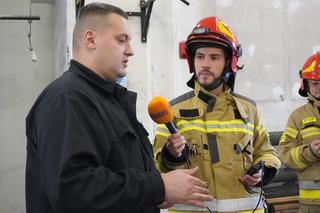 Pierwsza pomoc, ewakuacja z płonącego budynku i więcej. Strażacy przeprowadzili ćwiczenia dla dziennikarzy w Krakowie [ZDJĘCIA]