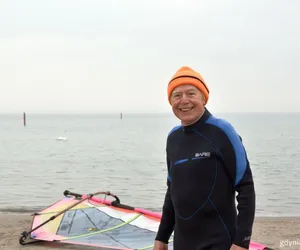 Znów pływał! „Małolat” z Gdyni rekordowym windsurferem. Niesamowity Piotr Dudek ma 90 lat!