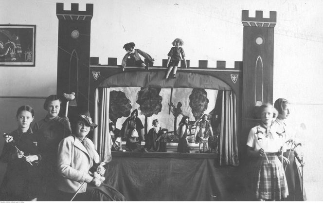 Tak wyglądały bydgoskie szkoły ponad 100 lat temu. Na archiwalnych zdjęciach widać uczniów uczących się pisać na maszynach, szkolne gabinety lekarskie