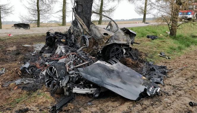 Tragiczny wypadek koło Jaświł. Auto stanęło w płomieniach. Zginęły dwie osoby