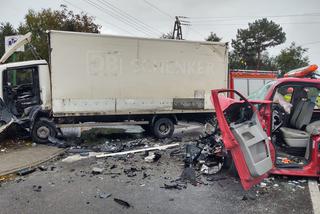 Wypadek w Stróżach. Dostawczak staranowany przez ciężarówkę