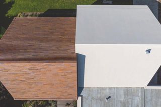 Dom Przełamany. Architekt przełamał bryłę na dwie różne kompozycyjnie części