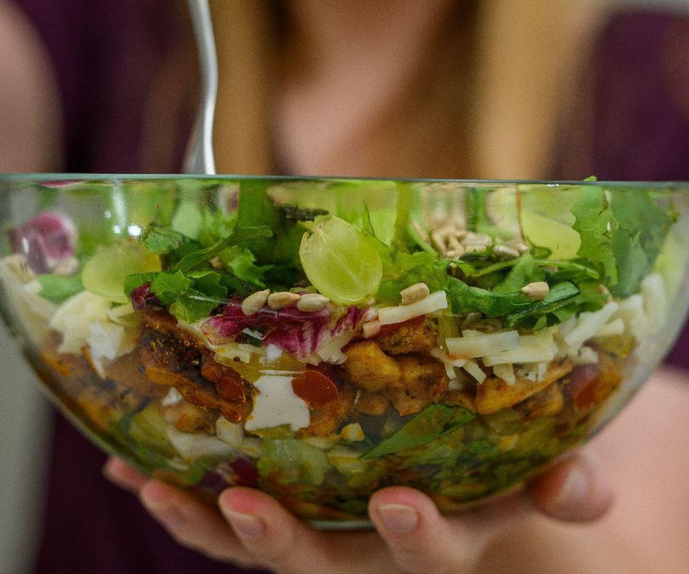 warstwowa sałatka gyros