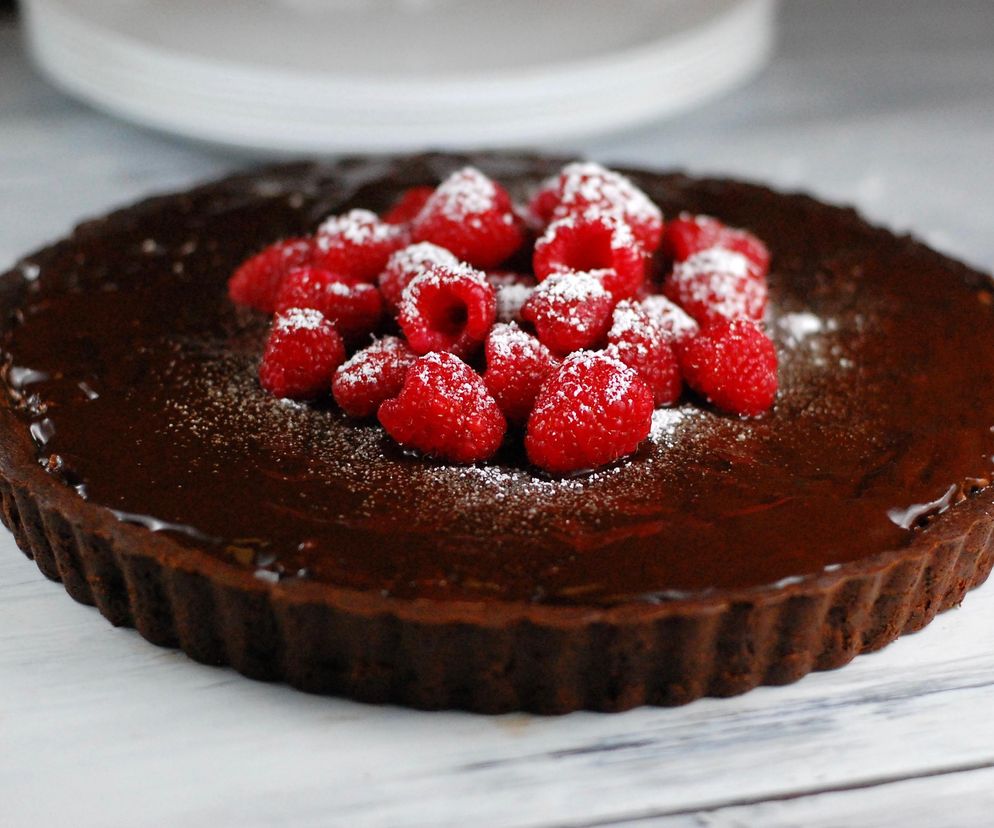 Bez piekarnika, ale pełna smaku. Tarta czekoladowa, która zawsze wychodzi