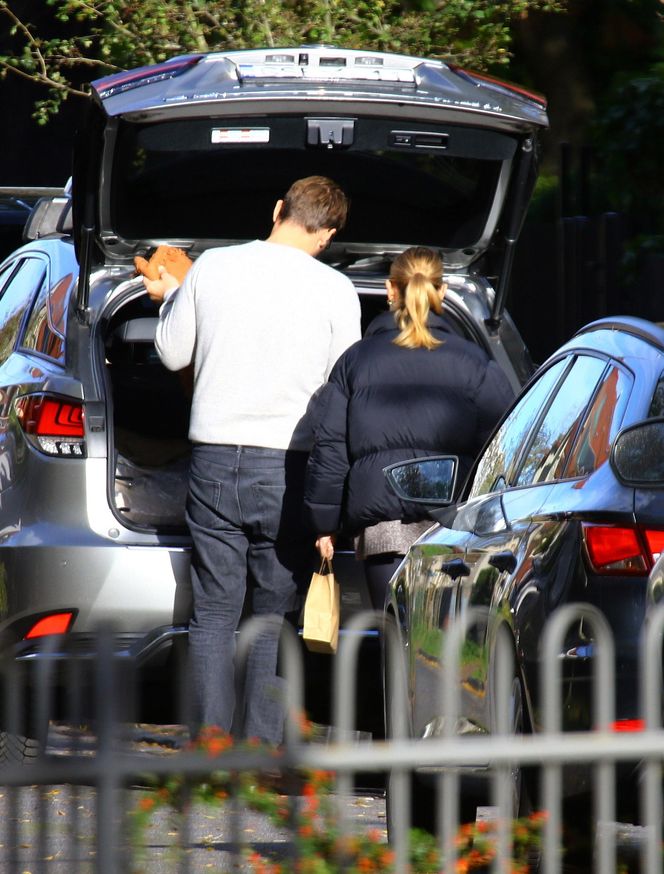 K. Tusk z mężem przenoszą rzeczy z lexusa do innego auta: Córka oddała ojcu samochód