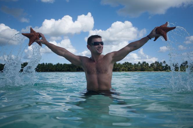 ZABRAŁ DOMINIKĘ NA DOMINIKANĘ.