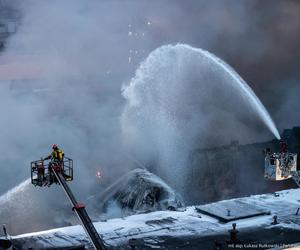 Trwa dogaszanie pożaru hali w Gdańsku. RCB wydało specjalny alert!