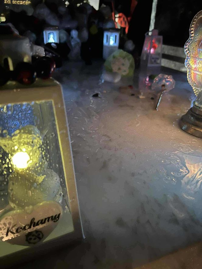 Szok na cmentarzu! Z grobu małego Stasia zniknęły ukochane zabawki. Rodzina apeluje