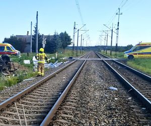 Gronówka. Śmiertelny wypadek na przejeździe kolejowym. Zderzenie kampera z pociągiem osobowym [ZDJĘCIA].