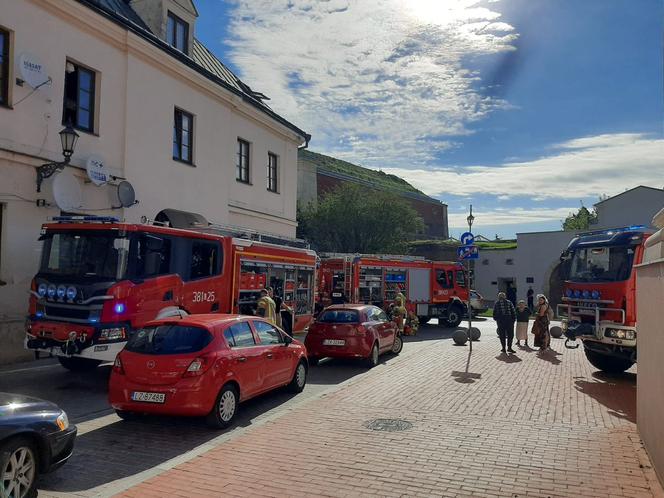 Pożar kamienicy na Starym Mieście w Zamościu. Kłęby dymu wydobywały się z poddasza