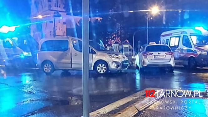 Zderzenie dwóch osobówek na rondzie w centrum Tarnowa