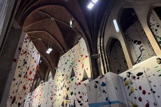Ścianka wspinaczkowa w kościele św. Antoniego Padewskiego w Brukseli
