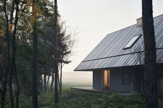 Dom JES pod Kampinosem projektu Klangor Studio