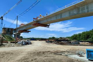 Zaawansowanie prac na obwodnicy Łomży wynosi około 61 procent. Zobacz zdjęcia z budowy mostu na Narwi