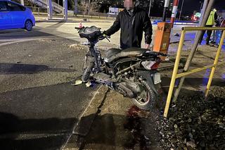 Potworny wypadek z udziałem osobówki i skutera. Kierowca po uderzeniu huknął o asfalt!