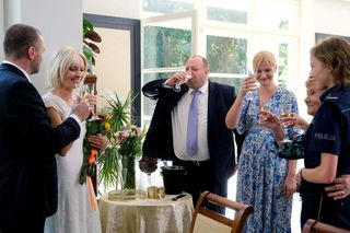 M jak miłość odc. 1831.Dorota (Iwona Rejzner), Bartek (Arkadiusz Smoleński),Natalka (Dominika Suchecka),Barbara (Teresa Lipowska),Jagoda (Katarzyna Kołeczek), Tadeusz (Bartłomiej Nowosielski)