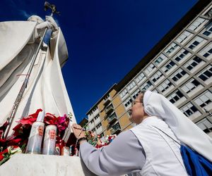 Wierni modlą się za papieża Franciszka. Tłum pod kliniką Gemelli w Watykanie