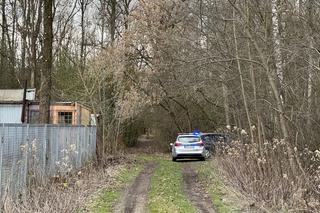 Horror na warszawskiej Białołęce. W budynku obok rozdzielni elektrycznej znaleziono ciało 70-latka