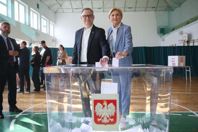 Andrzej Duda z żoną oddali głos w Krakowie w wyborach prezydenckich 2025. Prezydent apeluje o wysoką frekwencję 