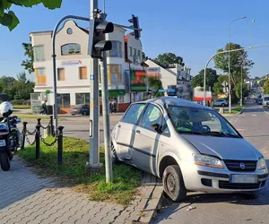 Wypadek na skrzyżowaniu w Kraśniku. Jedna osoba trafiła do szpitala 