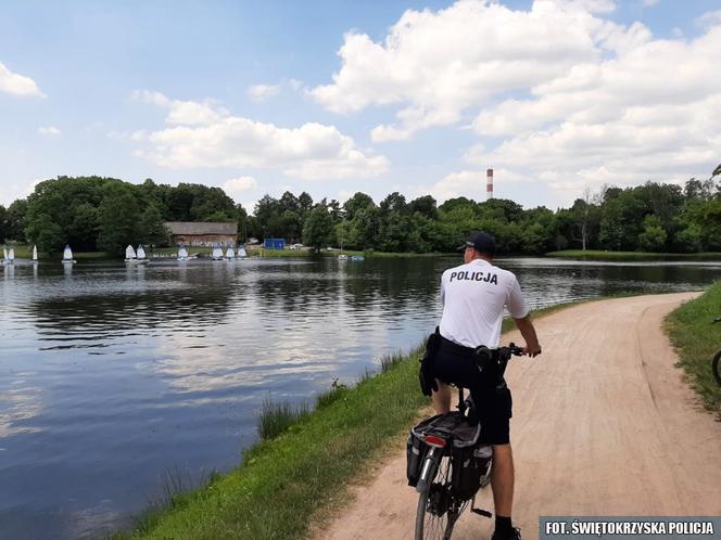  Policjanci, także na rowerach, patrolują Kielce. Co sprawdzają?